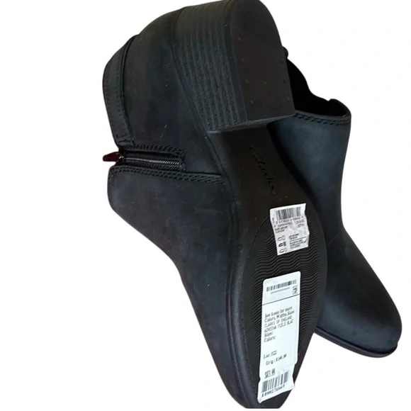 NWT Clarks Adreena Leather Mid Stacked Heel Black Ankle Booties zip Sz 7W